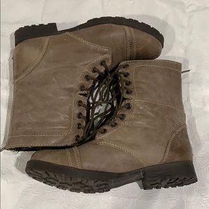 Steve Madden women’s lace up boots. 6M